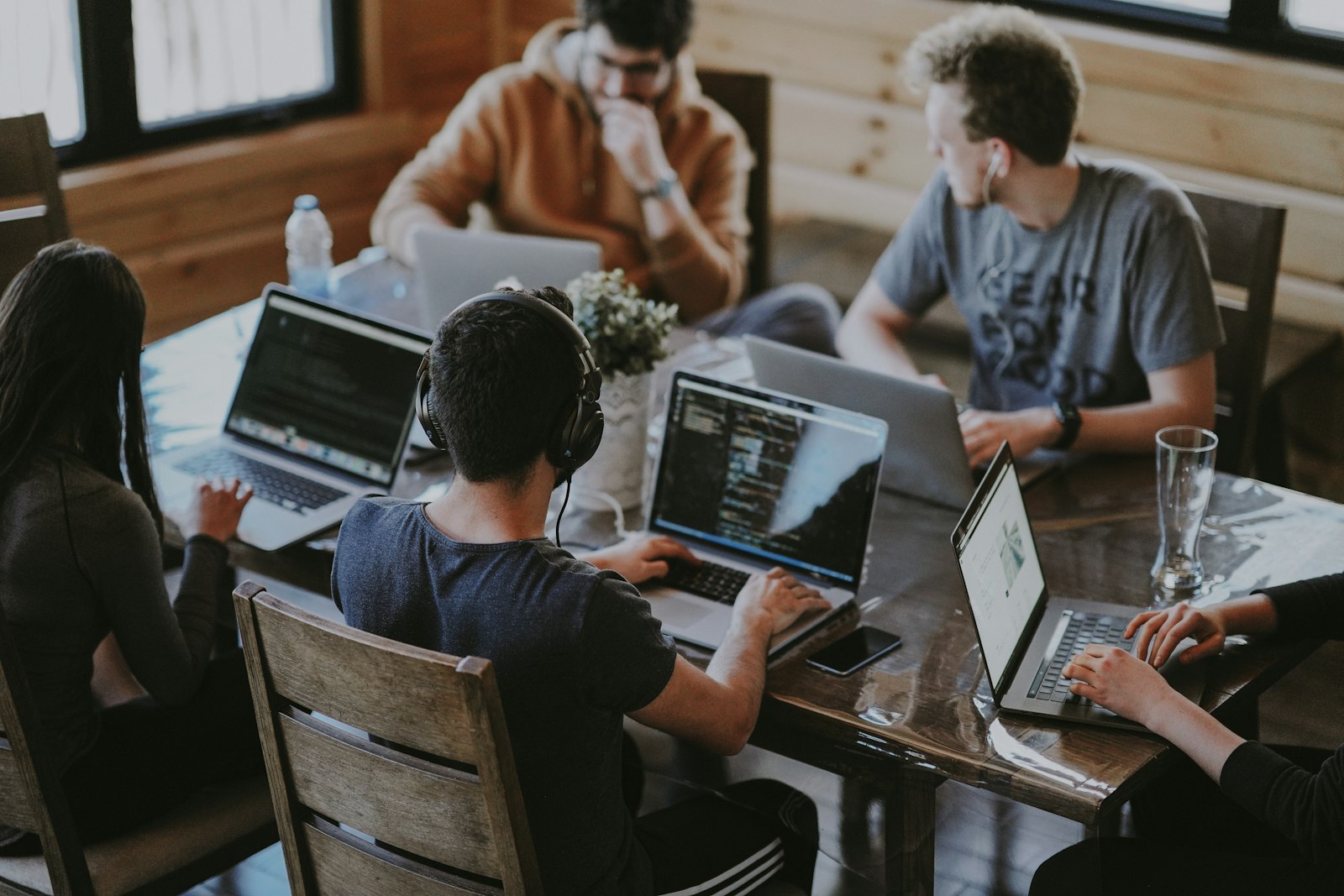 Consultores trabajando juntos alrededor de una mesa