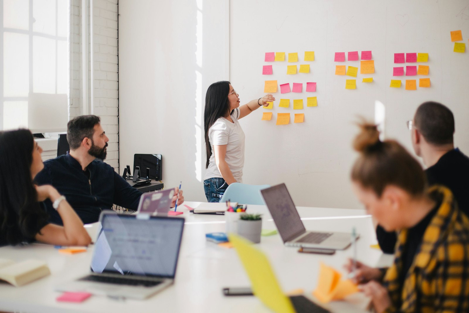 Equipo dibujando un proceso en una pizarra